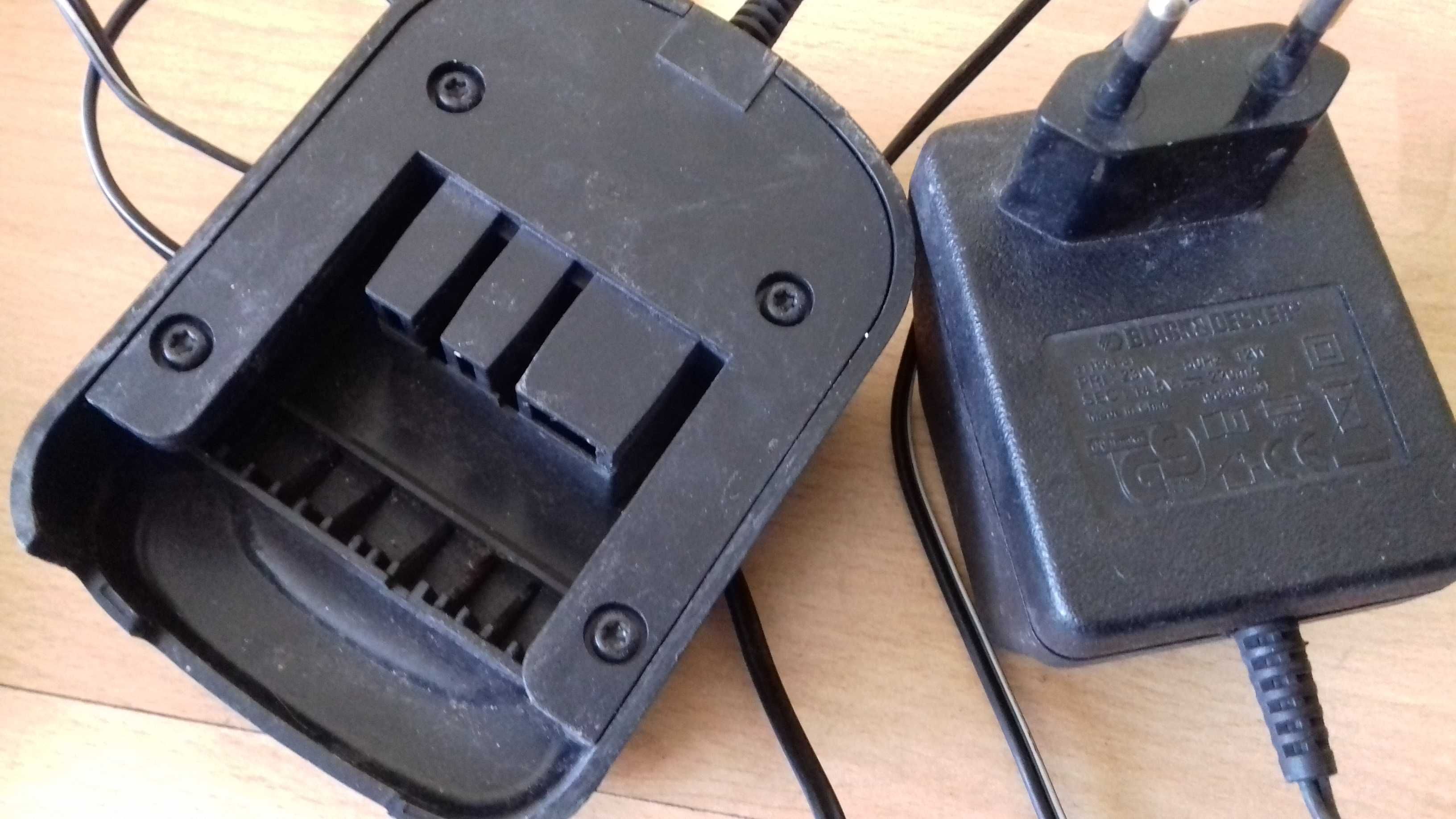 Wkrętarka Black Decker EPC12 z ładowarką i dwa słabe akumulatory