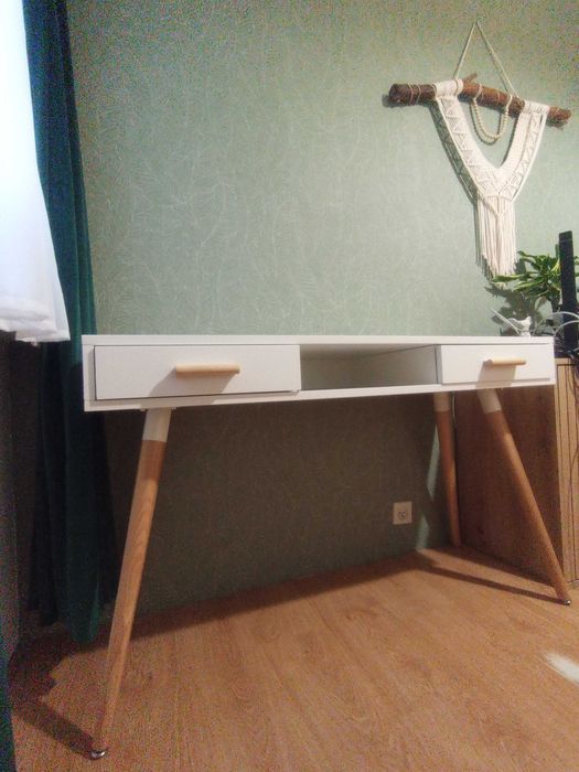 Białe biuirko/toaletka z szufladami