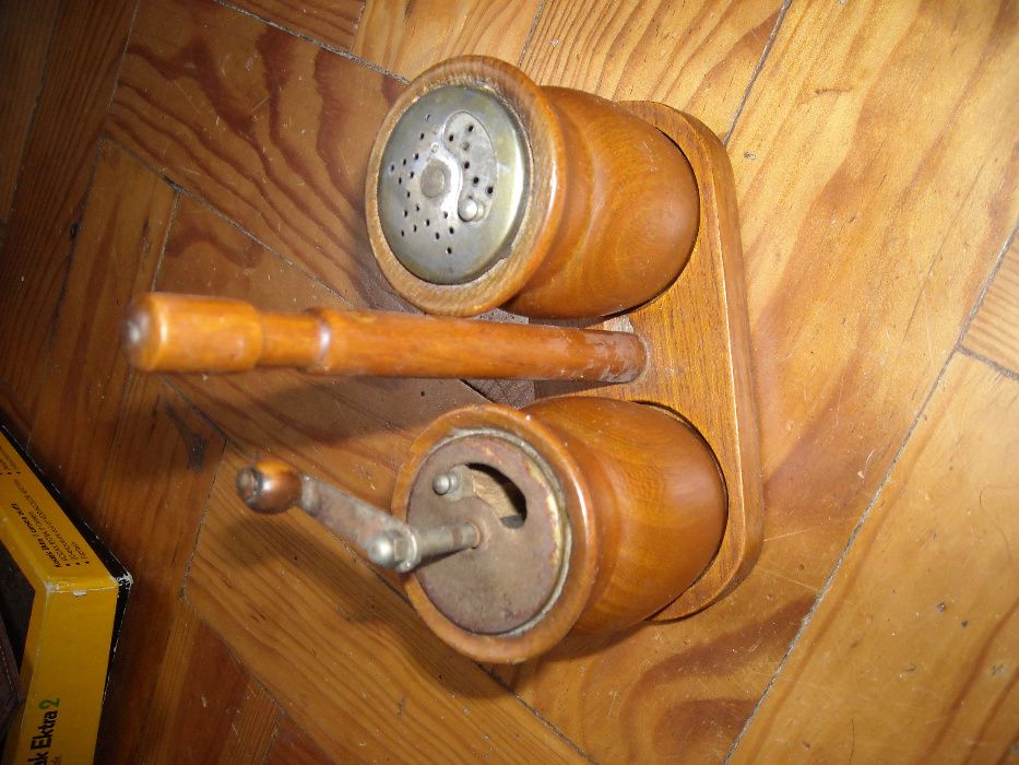 Conjunto vintage saleiro e pimenteiro antigos em madeira