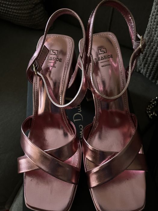 Sandália cor de rosa metalizada.
