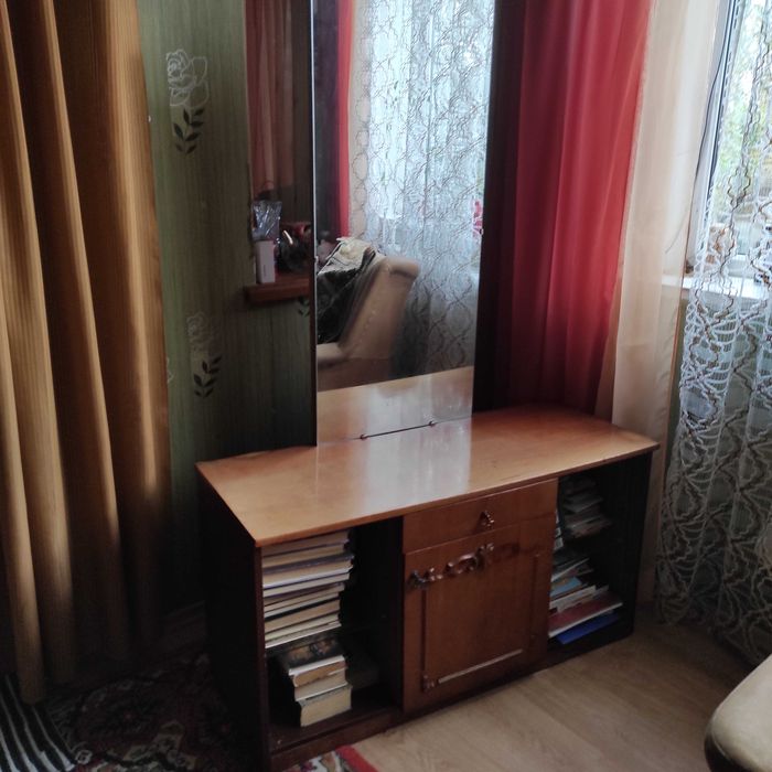 Трюмо із дзеркалом