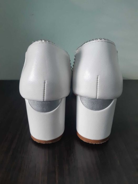 Білі туфлі, практично нові