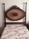 Cama individual de madeira com cabeceira em palhinha
