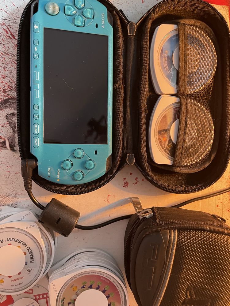 PSP 3004 Vibrant Blue + akcesoria i gry