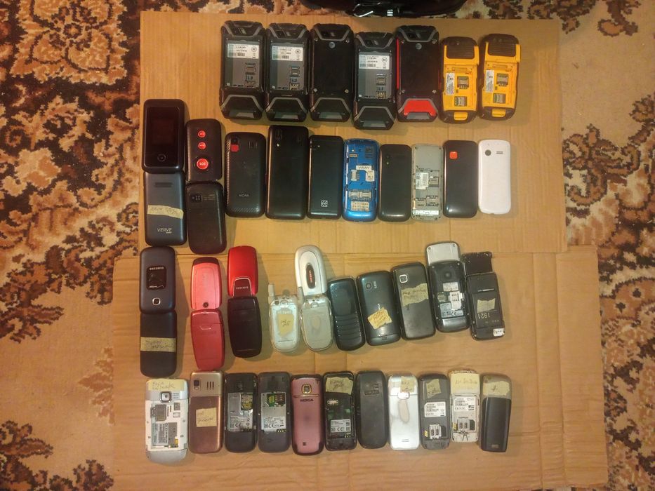 Лот клавішних телефонів Samsung, Nokia, Sonim