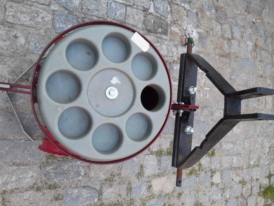 Plantador de batatas de uma linha para trator.