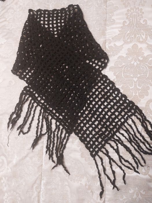 Écharpe preta de lã rendada