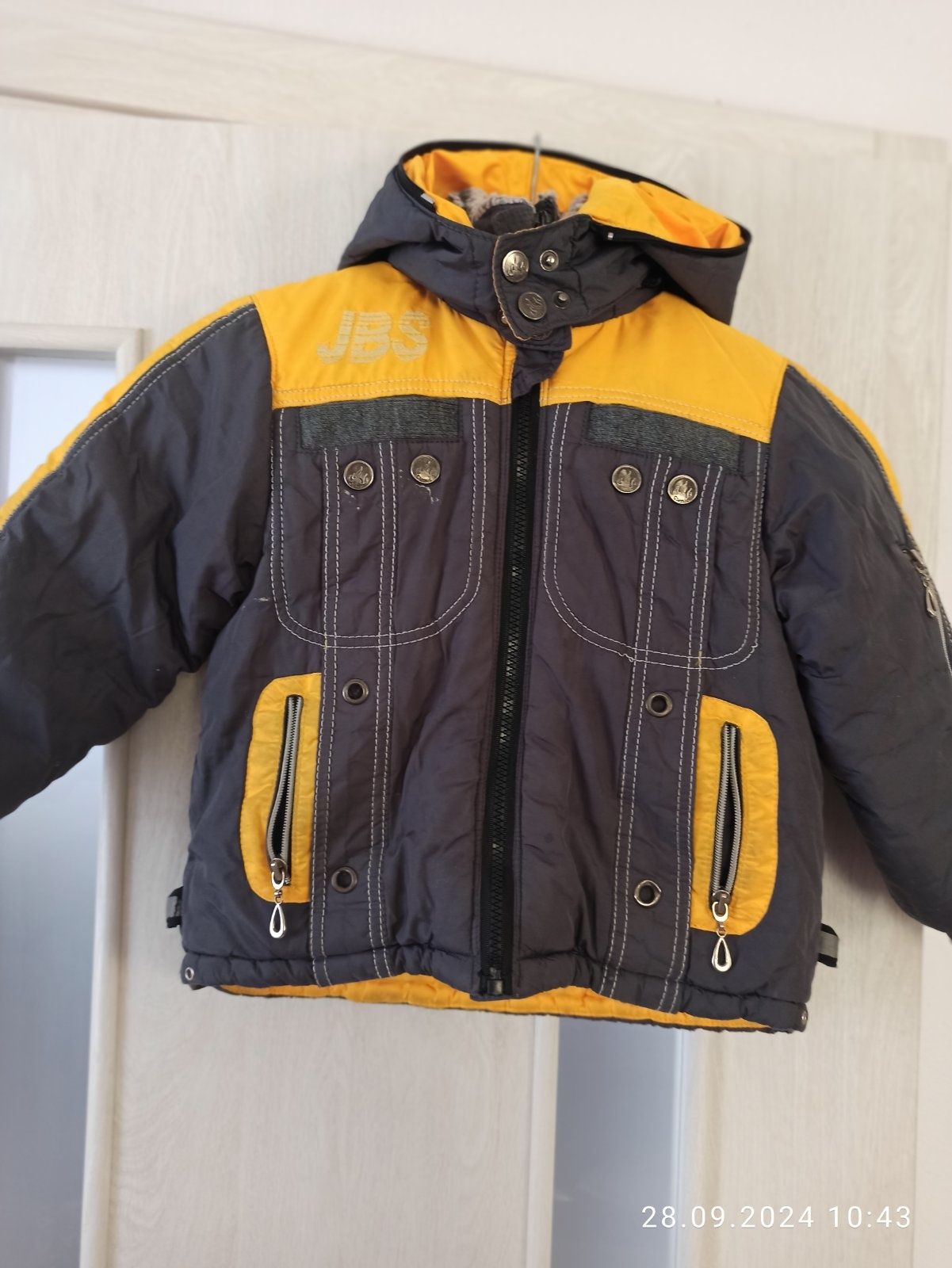 Продам детские курточки на мальчика.Возраст 3-4года.