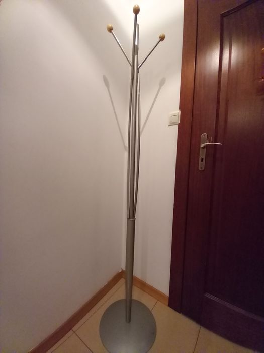 Wieszak stojący na ubrania