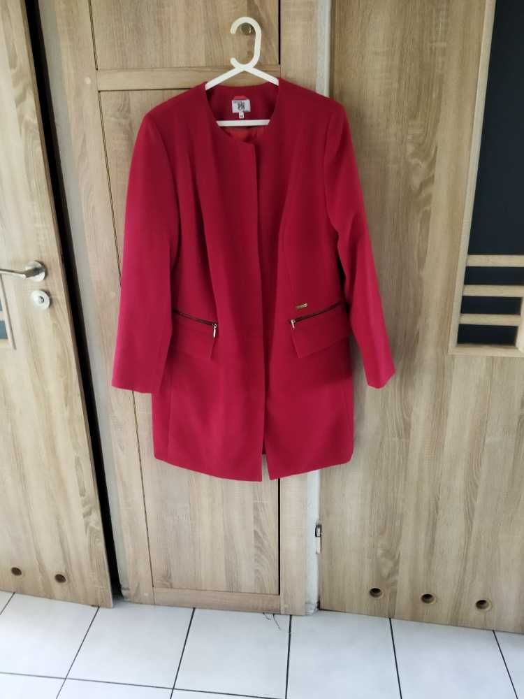 Nowy.Bardzo elegancki czerwony płaszcz.L
