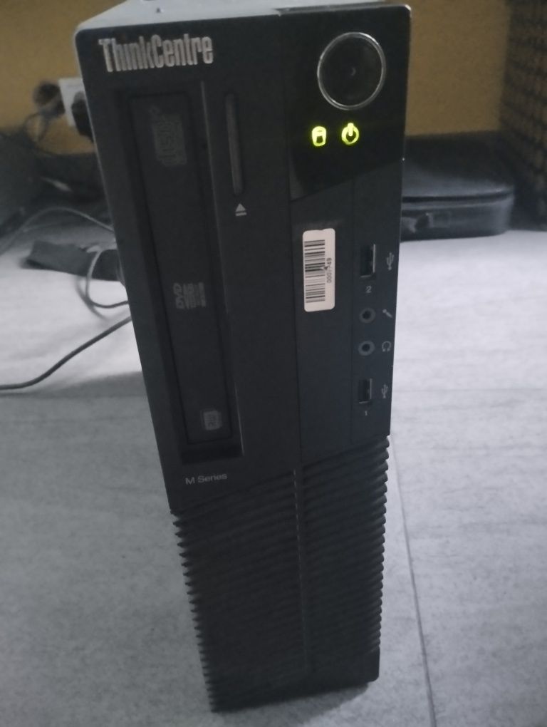 Komputer stacjonarny Lenovo ThinkCentre – i5 / 4 GB RAM / 232 GB HDD /