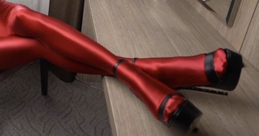 Czerwone błyszczące rajstopy z lycra ala latex