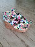 Kolorowe buty na koturnie