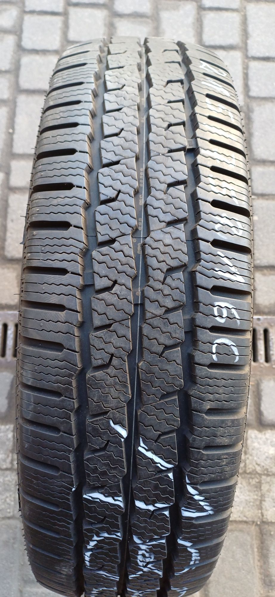 MAXXIS 215/75R16C , pojedyńcza wzmacniana opona zimowa.