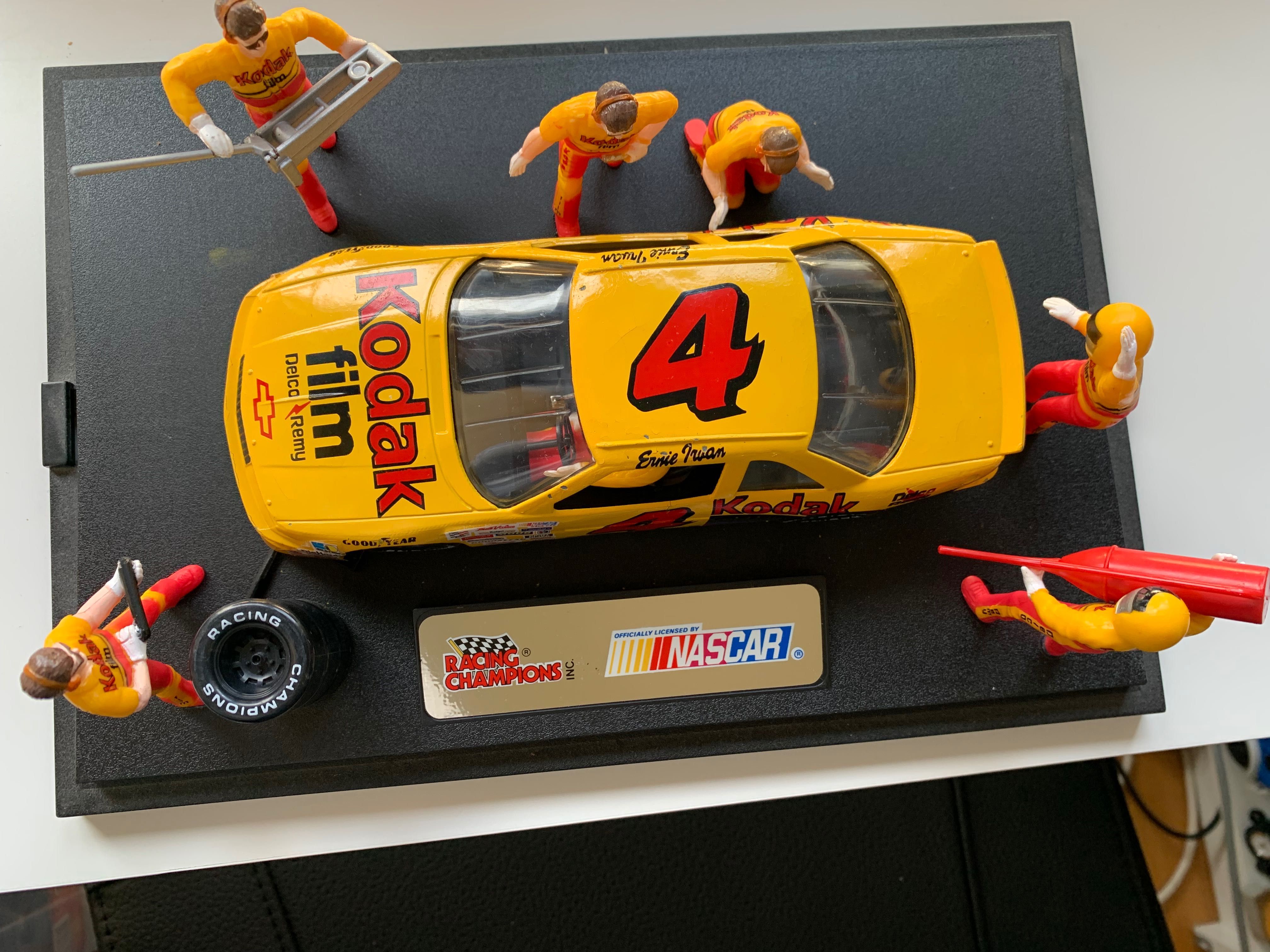 NASCAR carro com miniatura de pitcrew