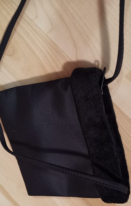 Nowa atłasowa czarna torebka z futerkiem, Avon