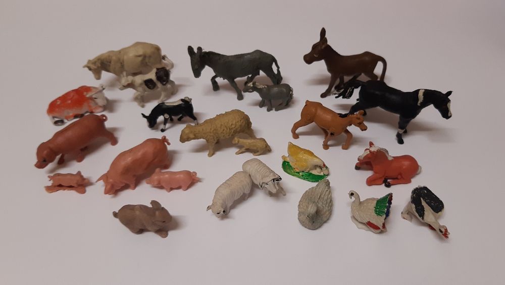 Bonecos anos 80 em plástico