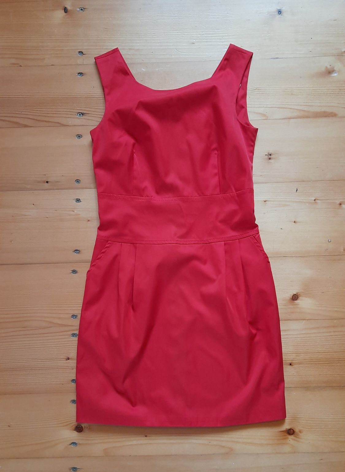 Червона жіноча сукня