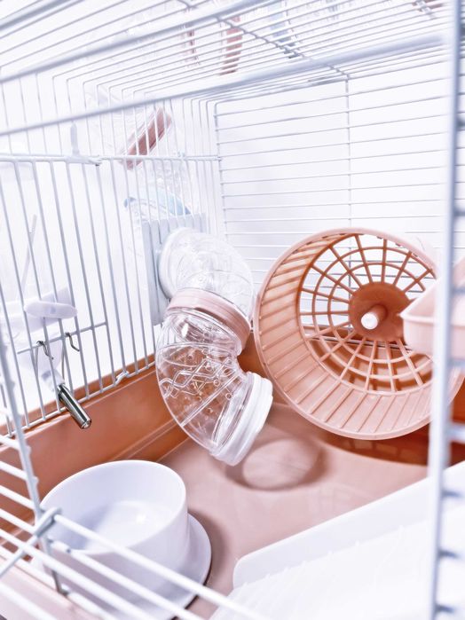 Просторная клетка для хомяка. Нежные цвета, полный комплект. Av511.