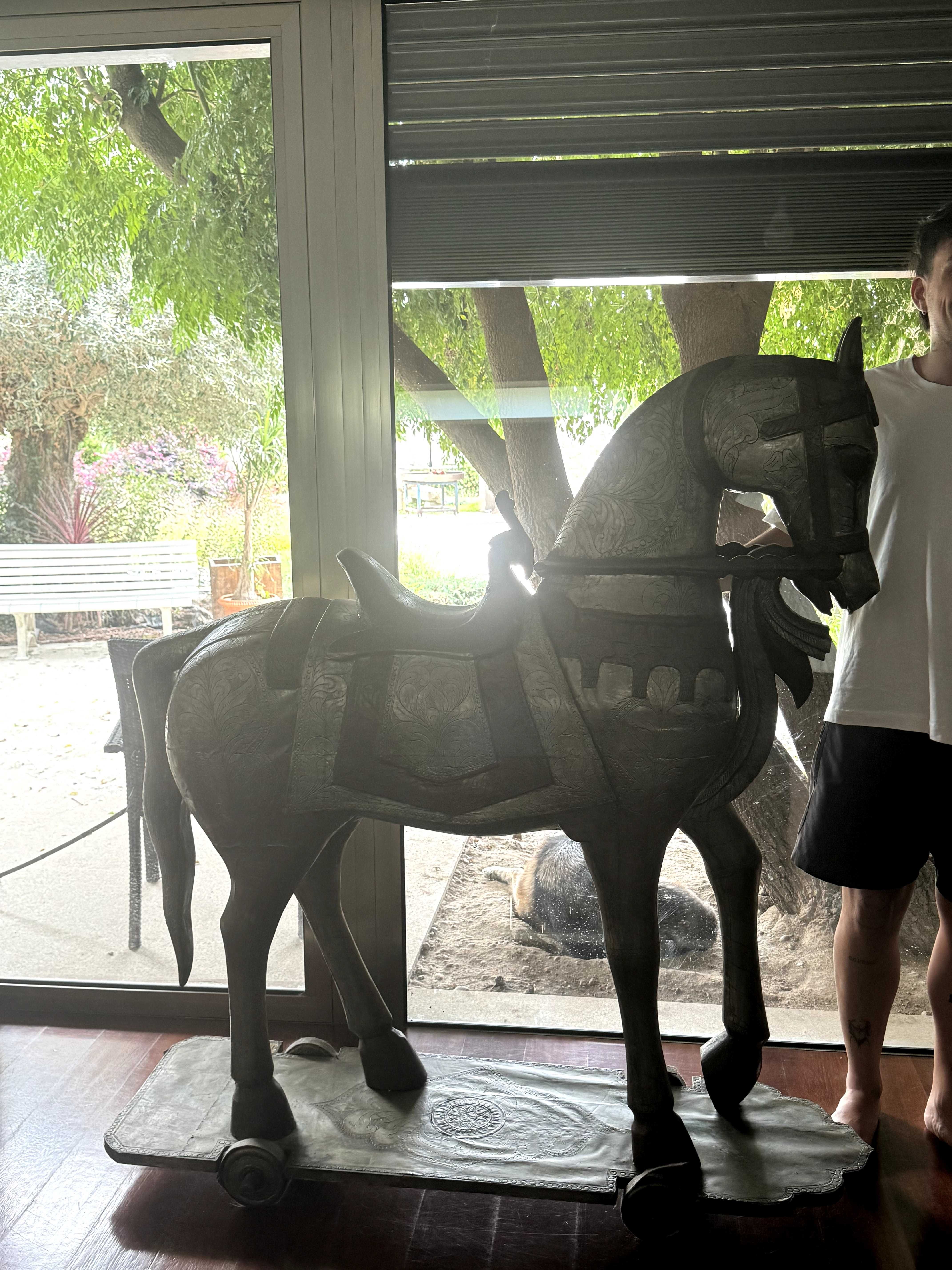 Escultura de Cavalo em Madeira Maciça