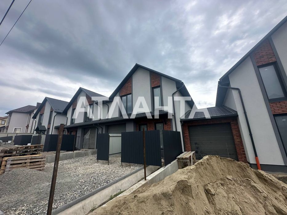 Таунхаус з гаражем, підвалом і місцем під авто на вул. Горіхівській