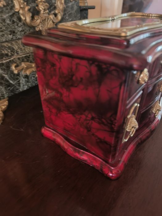 Guarda jóias novo com música e bailarina