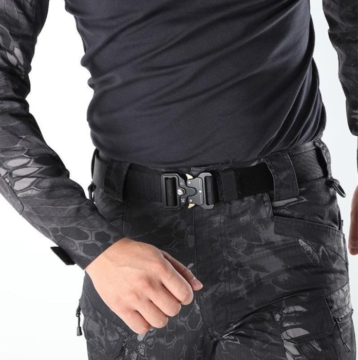 Чорний тактичний військовий ремінь з металевою пряжкою