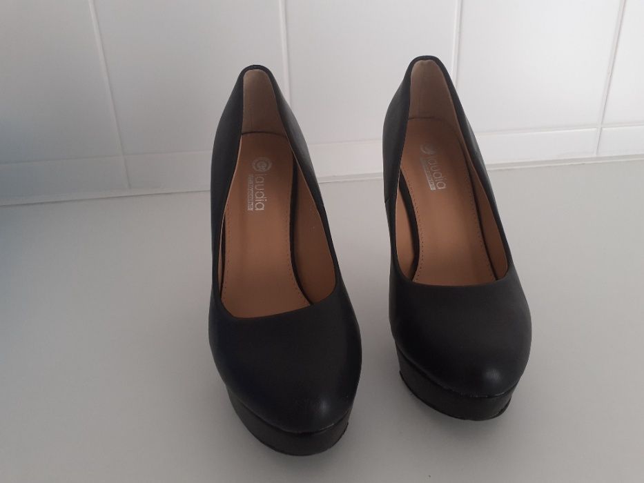 Sapatos elegantes de tacão alto - como novos
