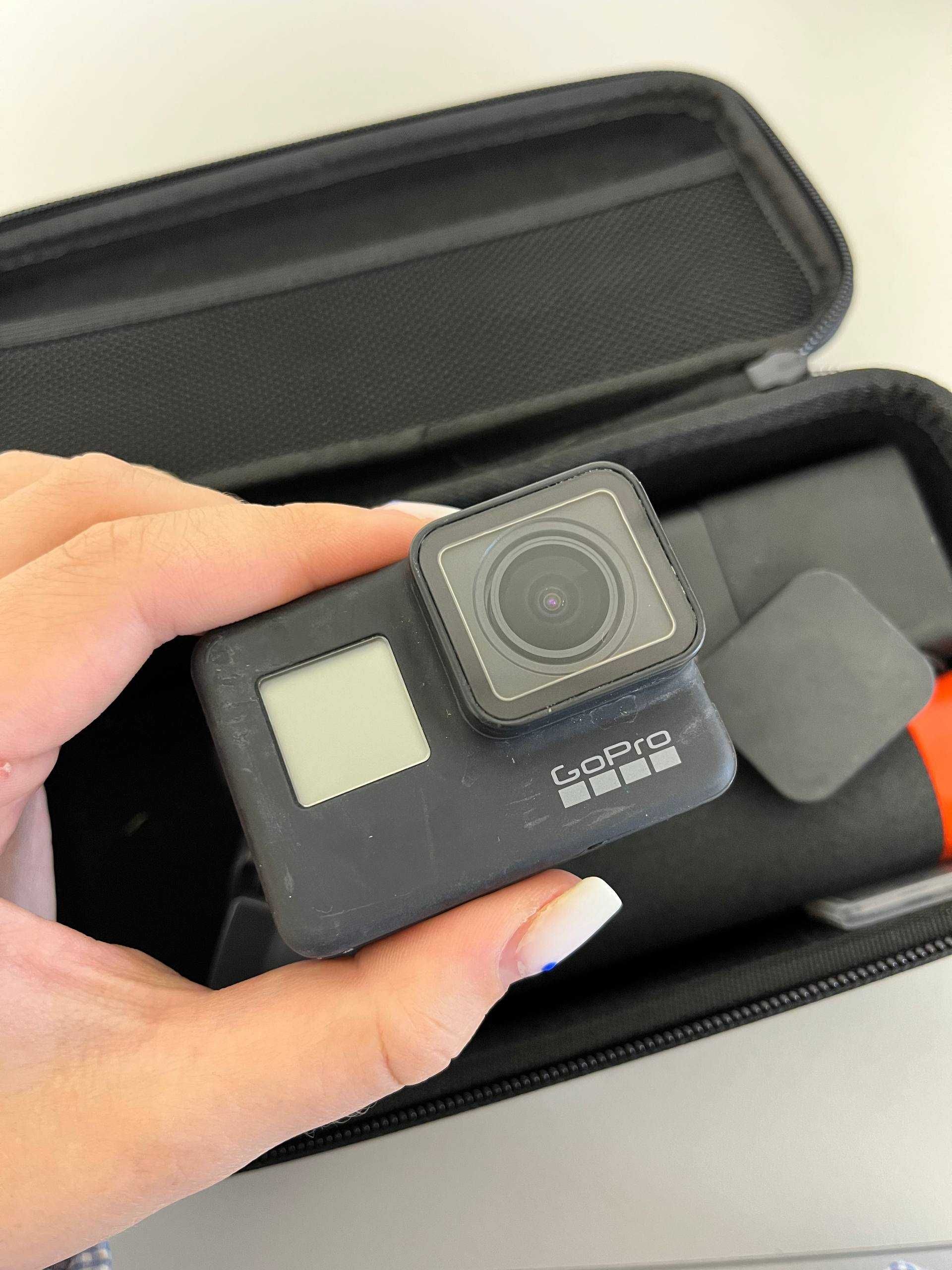 Екшн-камера GoPro HERO 7 black із зарядною станцією.