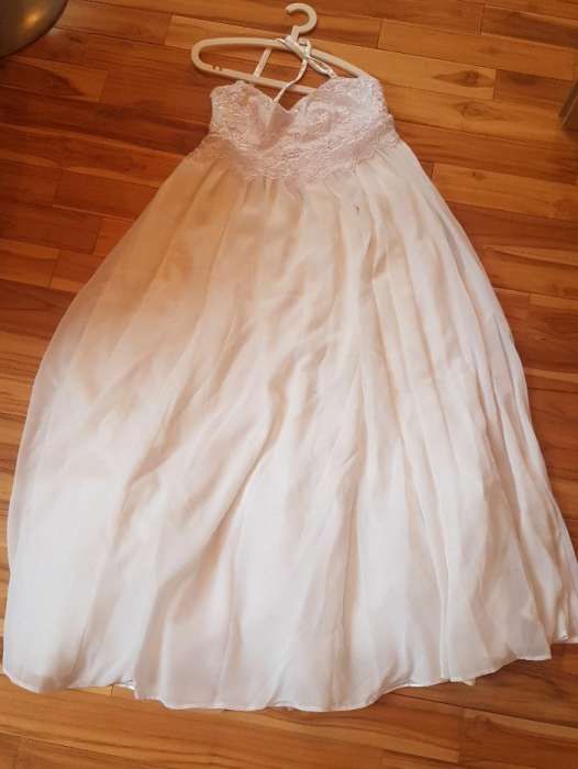 Suknia ślubna dla kobiety w zaawansowanej ciązy.
