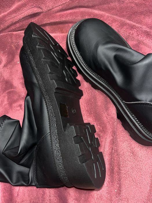 Ботинки нові з якісної еко-шкіри,з зручною блискавкою ззади.