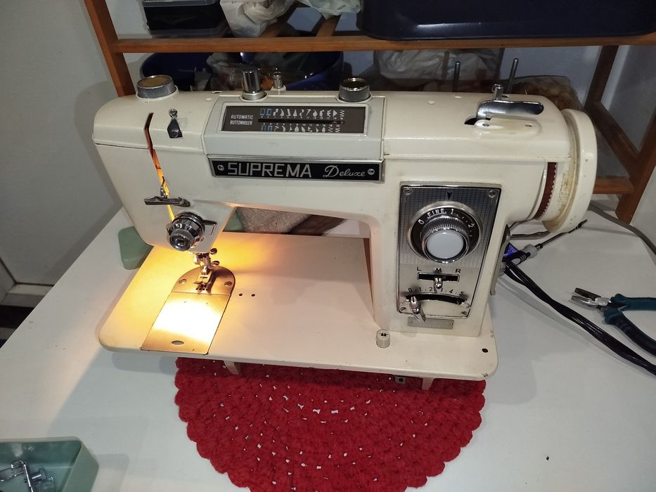 Máquina de costura suprema deluxe