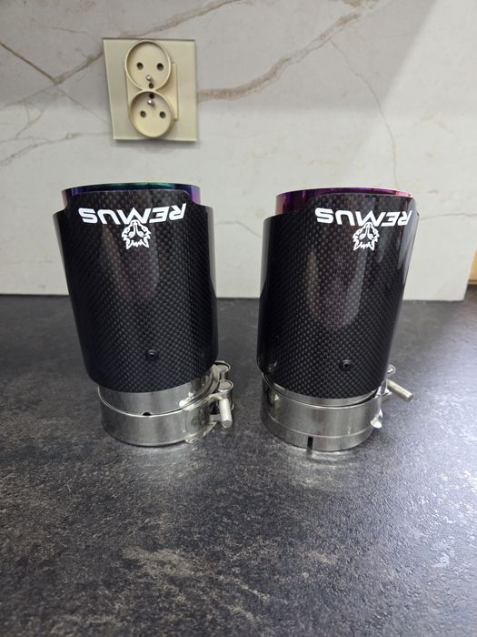 Końcówki wydechu Remus wykonane z włókna węglowego (carbon).