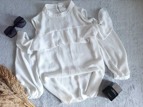 Белоснежная блузка с рюшами и открытыми плечами
