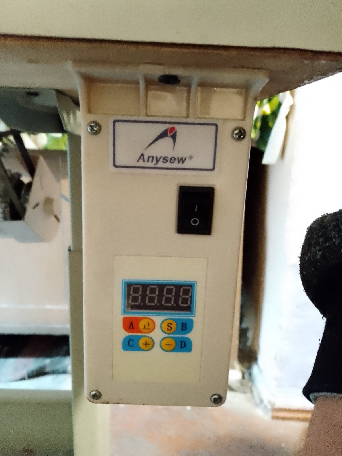 Продам швейные машинки прямострочка и аверлог