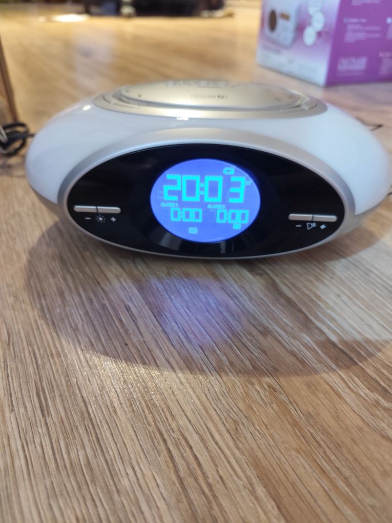 Retro lampka spodek z zegarkiem radio