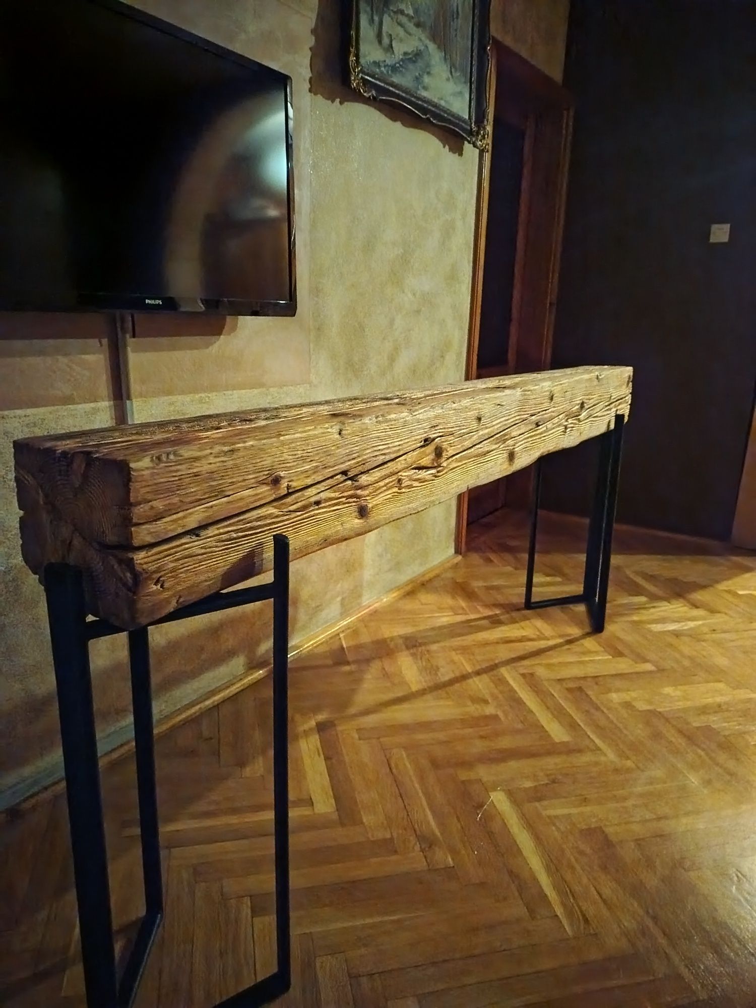 Stara belka rustykalna  na metalowych stopach. .konsola.