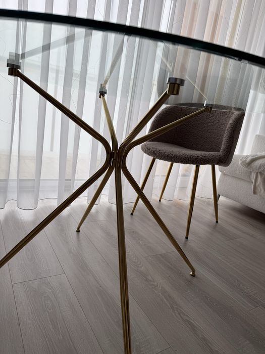 elegancki stół ze szklanym blatem + 4 krzesła (do drobnej naprawy)