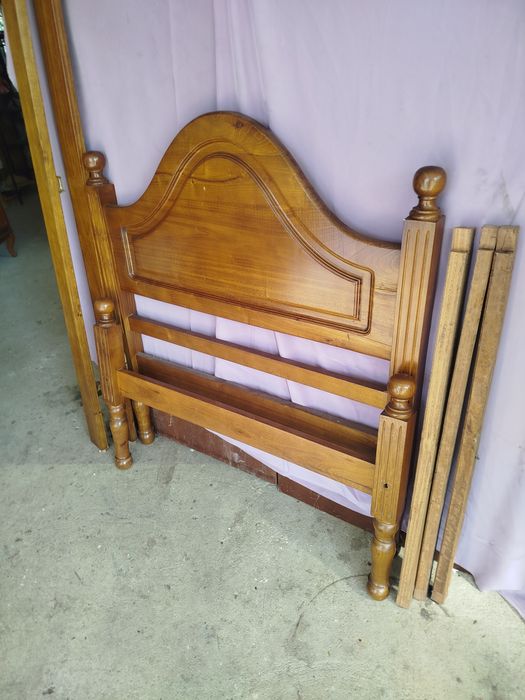 Cama de solteiro em muito bom estado de madeira