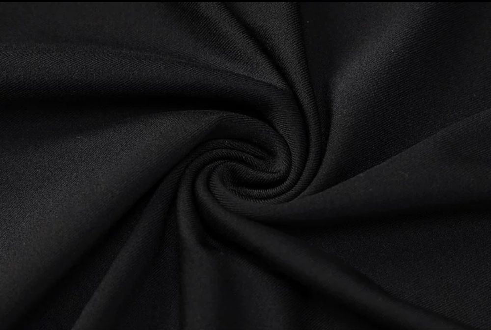 Чорна сукня в стилі skims