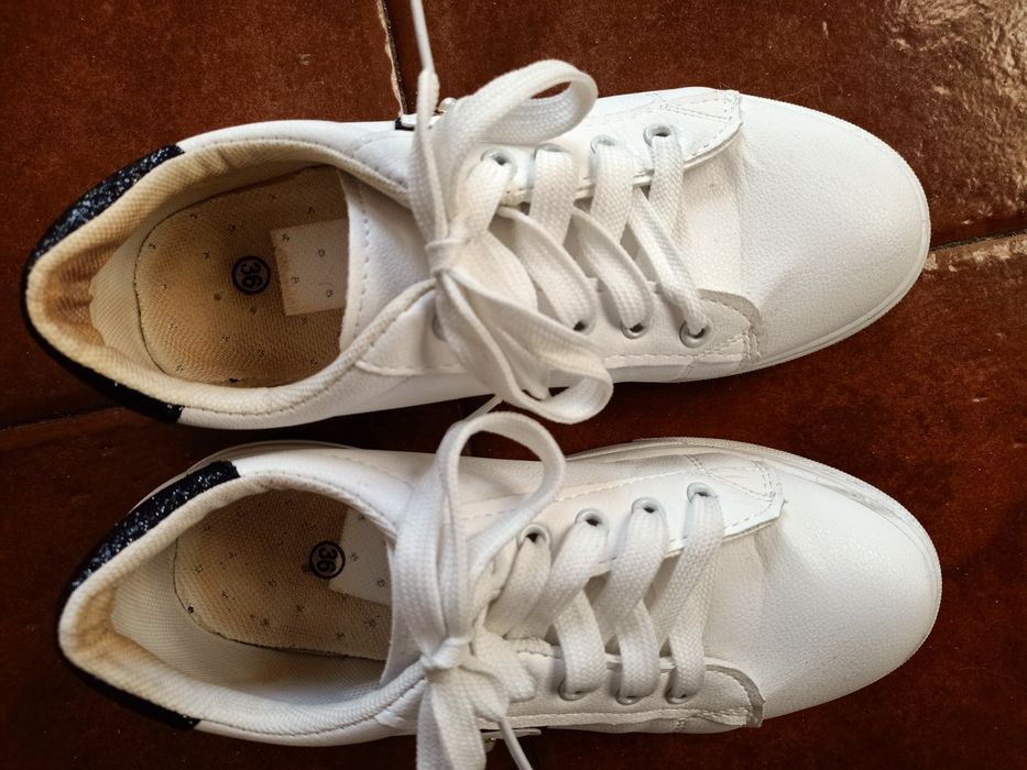 Sapatilhas brancas de mulher