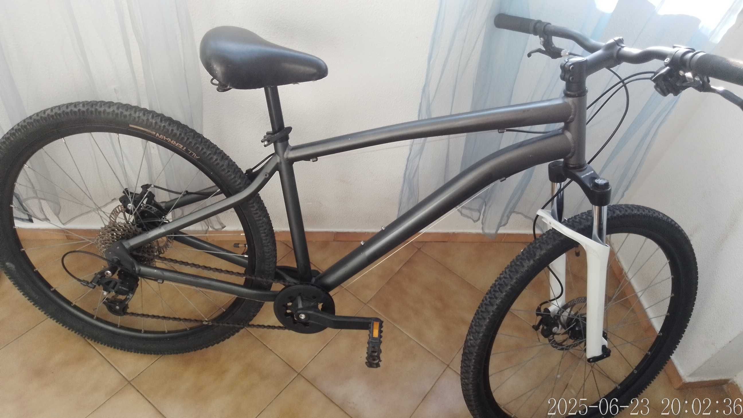 Bicicleta BTT pronta para andar