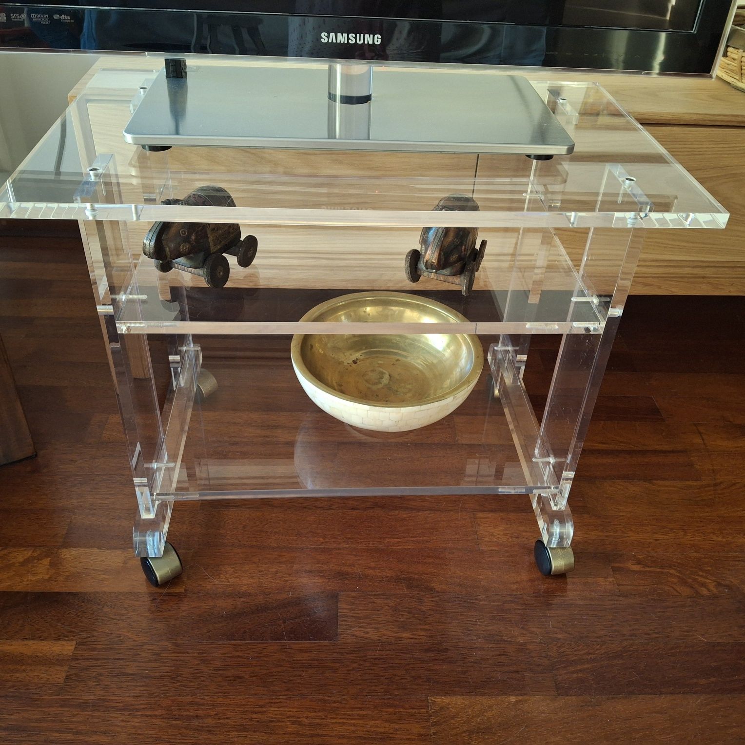Mesa acrilica, quase nova para TV