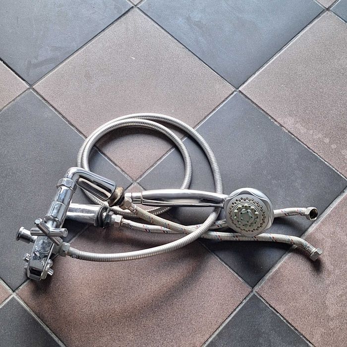 Bateria wannowa z wężem