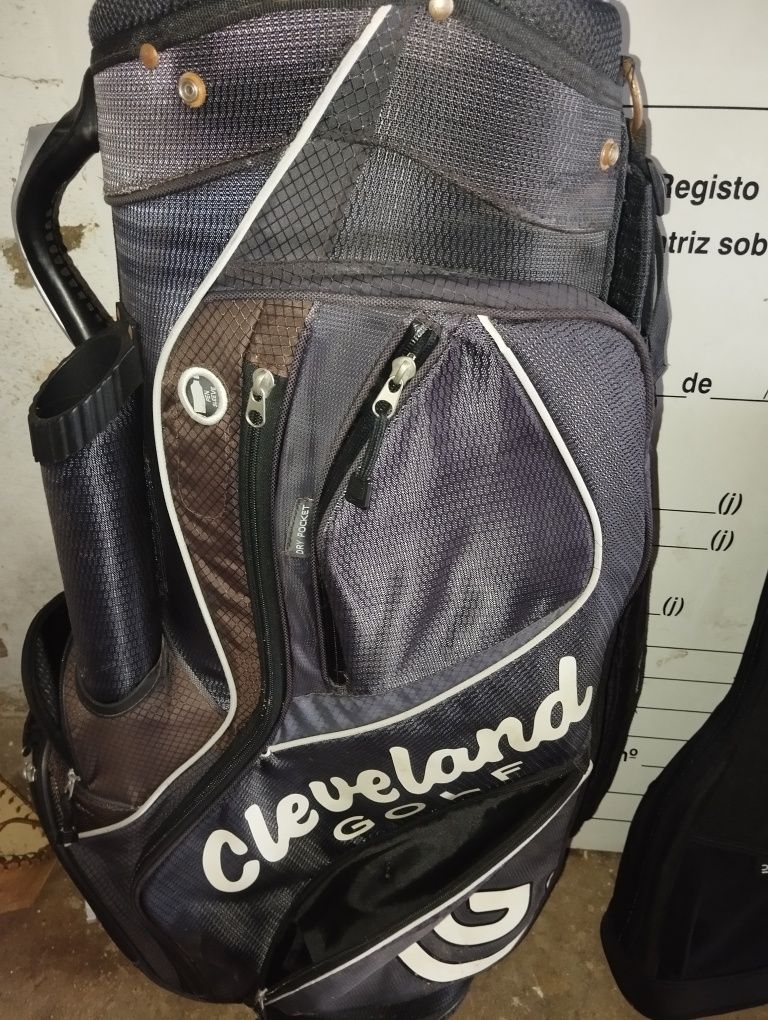 Vendo dois sacos de golfe novos um esta completo