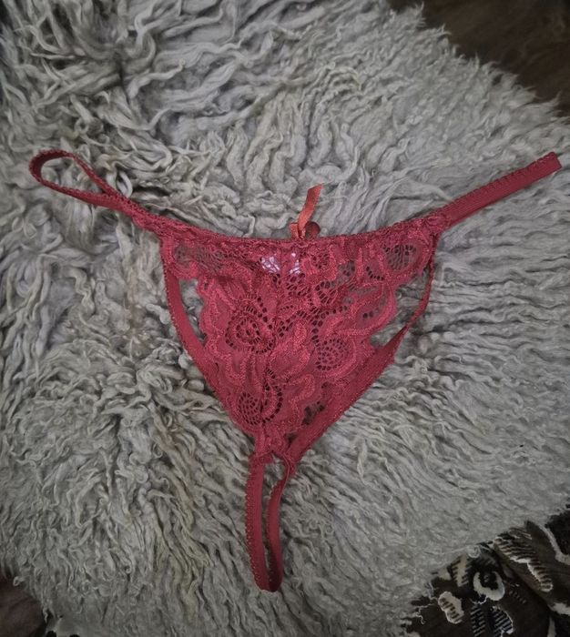 Красные красивые трусики