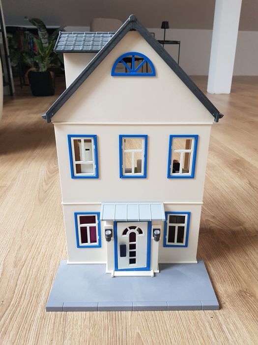 Domek Playmobil z mebelkami i lalkami