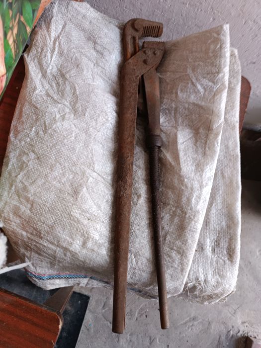 Продам газовый ключ,напильники кому интересно звоните