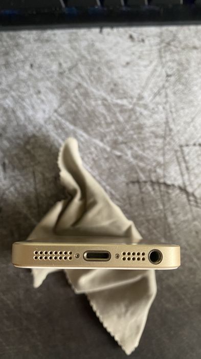 IPHONE SE 32GB Gold + za darmo 6 Etui (bateria do wymiany)