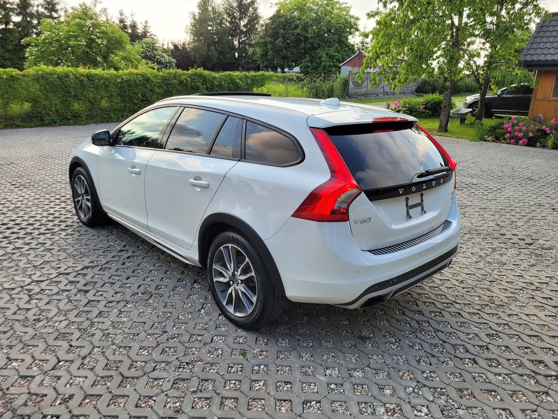 Volvo V60 Cross Country 2.5 T5 AWD MY2016 lekko uszkodzony FV23%
